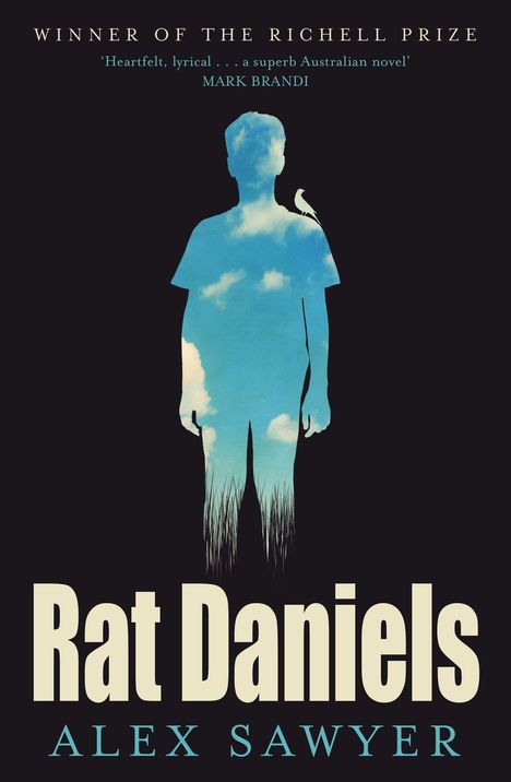 „Winner of the Richell Prize“, „Heartfelt, lyrical... a superb Australian novel“ MARK BRANDI, „Rat Daniels“ ALEX SAWYER. 

Ein silhouettenhaftes Kind mit Himmel und Wolken gefüllt, eine kleine schwarze Silhouette eines Vogels auf der Schulter.