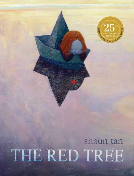"25th Anniversary Edition," "shaun tan," "THE RED TREE." Illustration: Kind in Papierboot, rote Haare, einsames Blatt im Wasser.