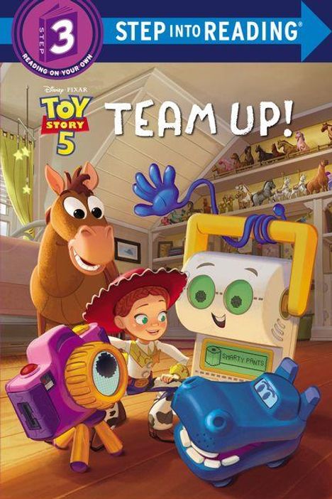 Text: "TEAM UP!", "Toy Story 5", "STEP INTO READING". Illustration mit Cowboy-Puppe, Pferd und buntem Roboter.