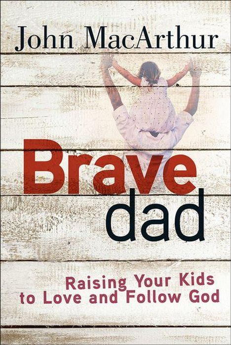 Text: "John MacArthur. Brave Dad: Raising Your Kids to Love and Follow God." Hintergrund: Ein Kind auf Schultern des Vaters.