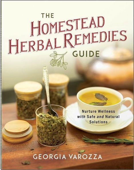 „The Homestead Herbal Remedies Guide“, „Nurture Wellness with Safe and Natural Solutions“, Georgia Varozza; zeigt Kräutertee und Gläser.