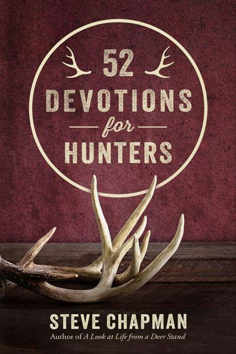 Text: "52 Devotions for Hunters" und "Steve Chapman". Im Hintergrund sind Geweih und ein rotbrauner Hintergrund sichtbar.