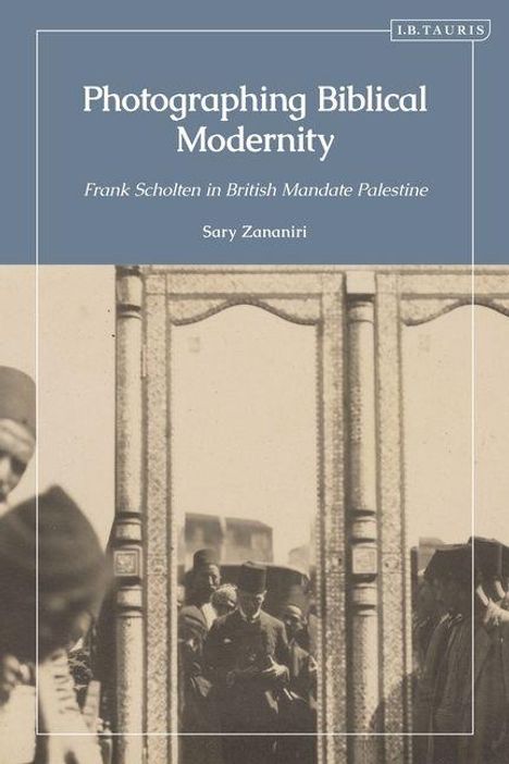 "Photographing Biblical Modernity: Frank Scholten in British Mandate Palestine" von Sary Zananiri. Historische Szene mit Personen.