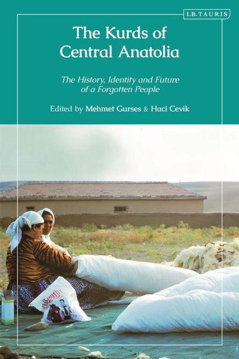"The Kurds of Central Anatolia", Herausgeber: Mehmet Gurses & Haci Cevik. Zwei Frauen auf einem Feld mit Säcken im Vordergrund.
