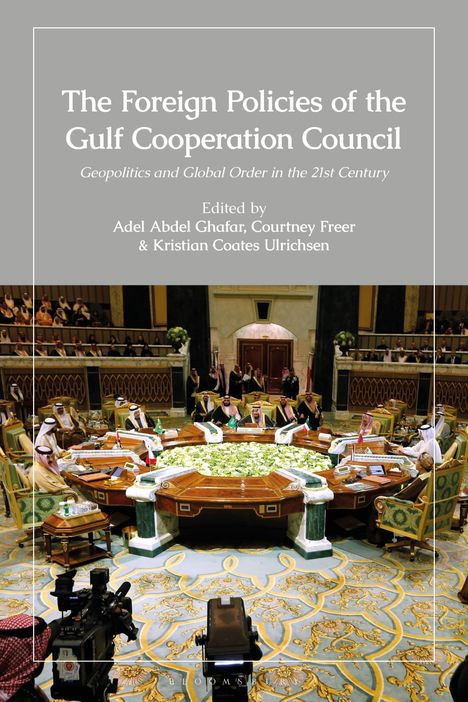 "The Foreign Policies of the Gulf Cooperation Council" mit Konferenztisch und Delegierten.