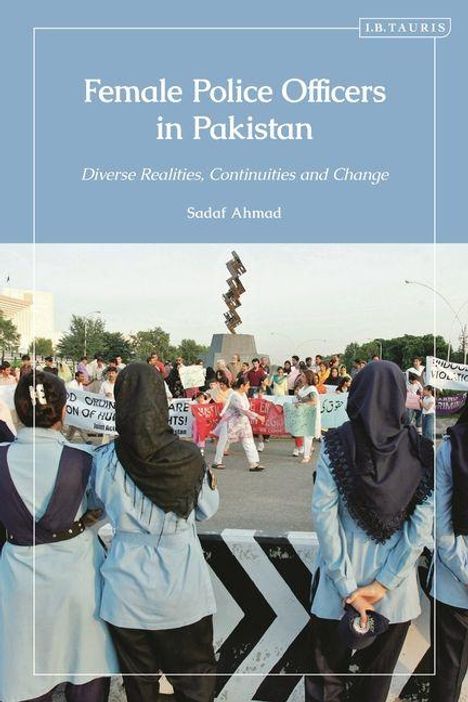 Buchtitel: "Female Police Officers in Pakistan". Frauen in Polizeiuniformen und Demonstranten mit Schildern im Hintergrund.