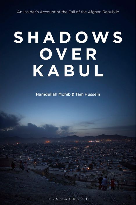 "Shadows Over Kabul" von Hamdullah Mohib & Tam Hussein. Abendliche Stadtansicht mit Hügeln im Hintergrund.