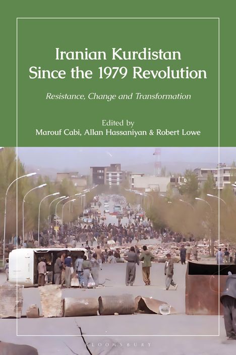 Titel: Iranian Kurdistan Since the 1979 Revolution. Szene zeigt eine belebte Straße mit Menschenmassen und Barrikaden.