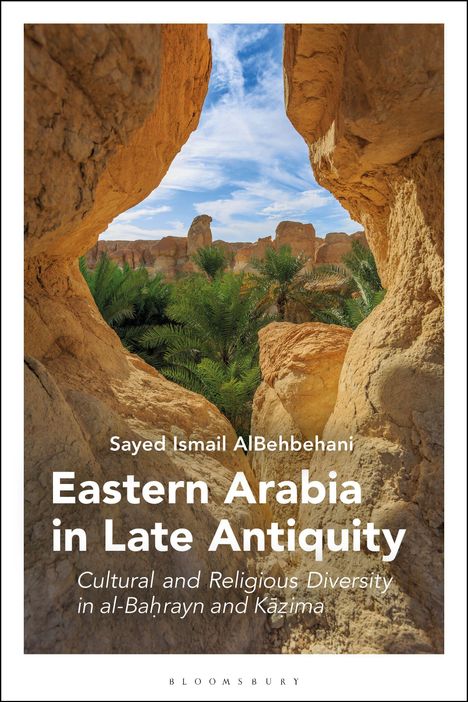 Titel: "Eastern Arabia in Late Antiquity". Sandsteinhöhlen mit Palmen im Vordergrund und blauem Himmel.