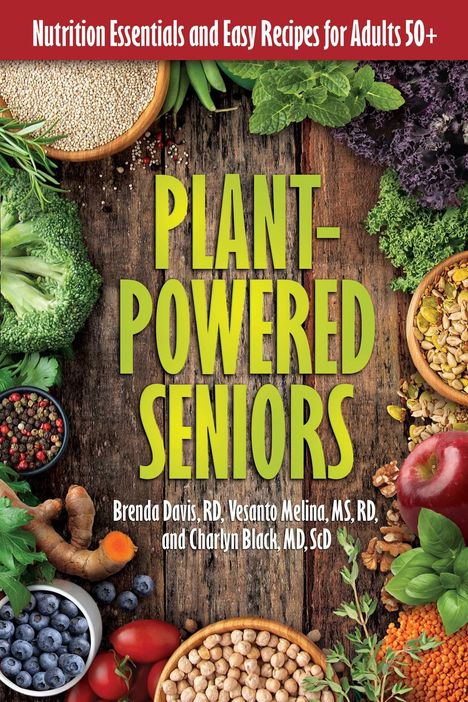 "Plant-Powered Seniors" in großen, grünen Buchstaben, mit frischem Gemüse auf Holzuntergrund drapiert.