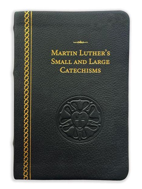"Martin Luther's Small and Large Catechisms" auf einem schwarzen Buch mit Lutherrose und goldener Verzierung.