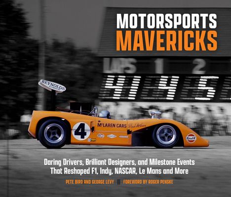 "Motorsports Mavericks" und Details zu Fahrern und Rennhistorie. Orange Rennauto mit Nummer 4, im Hintergrund eine Anzeigetafel.