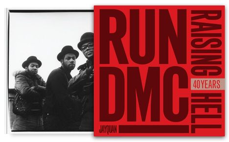 RUN DMC, Raising Hell, 40 Years. Schwarz-weiß Foto von drei Männern in Mänteln und Hüten.