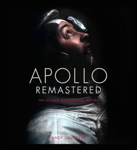 „APOLLO REMASTERED. THE ULTIMATE PHOTOGRAPHIC RECORD. ANDY SAUNDERS.“ Ein Astronaut schaut nach oben.