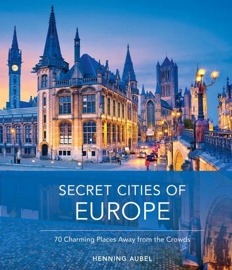"SECRET CITIES OF EUROPE" zeigt eine abendliche Stadtansicht mit historischen Gebäuden und beleuchteten Türmen.