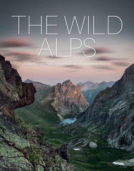 "The Wild Alps" in großen Buchstaben, darunter "Unique National Parks, Nature Reserves, and Biosphere Reserves." Malerische Berglandschaft.