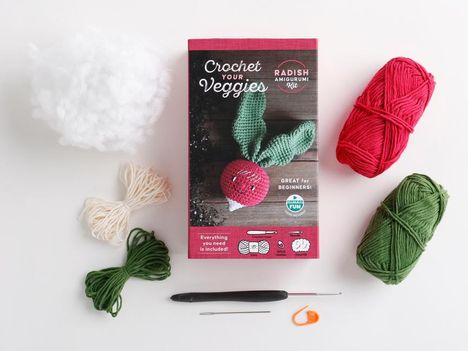 Schiffer Publishing Ltd: Crochet Your Veggies Amigurumi Kit Radish, Buch