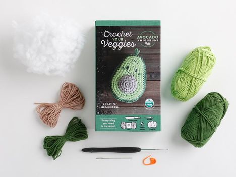 Schiffer Publishing Ltd: Crochet Your Veggies Amigurumi Kit Avocado, Buch