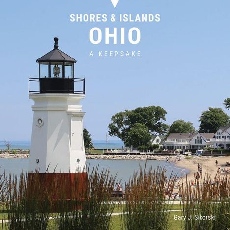 Text: "SHORES & ISLANDS OHIO A KEEPSAKE". Ein Leuchtturm vor Strand und Häusern an einem sonnigen Tag.