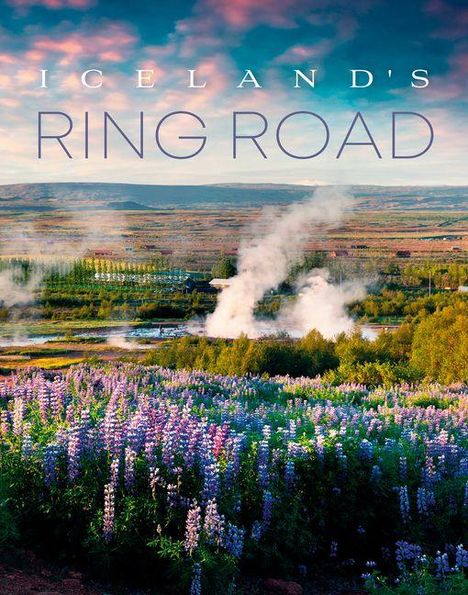 Text: "ICELAND'S RING ROAD". Ein Landschaftsbild von violetten Blumenfeldern, Bäumen und heißem Dampf in weiter Landschaft.