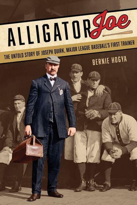 „ALLIGATOR JOE“ oben steht in Großbuchstaben, darunter „THE UNTOLD STORY OF JOSEPH QUIRK, MAJOR LEAGUE BASEBALL'S FIRST TRAINER“. Im Hintergrund sind Baseballspieler zu sehen; im Vordergrund ein Mann in Anzug und mit Tasche.