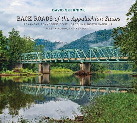 "Back Roads of the Appalachian States" von David Skernick. Eine grüne Brücke über einem ruhigen Fluss vor bewaldeten Hügeln.
