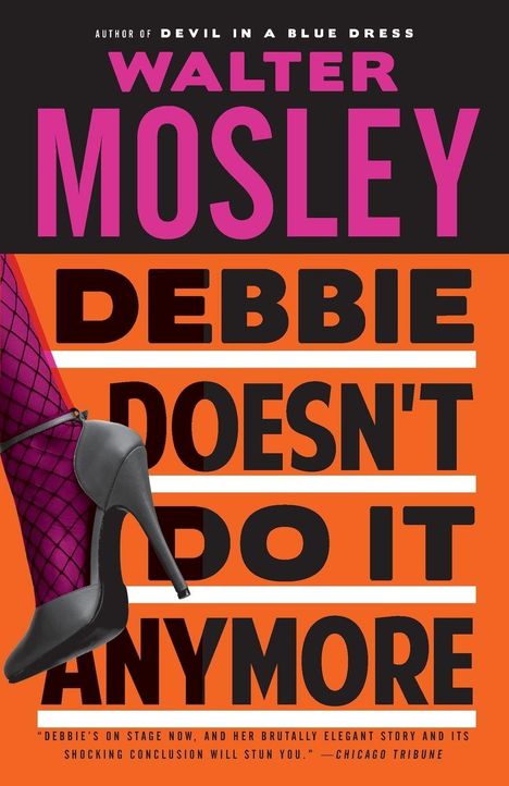 Titel „Debbie Doesn't Do It Anymore“ von Walter Mosley, lila Netzstrümpfe, schwarzer High Heel auf orangefarbenem Hintergrund.