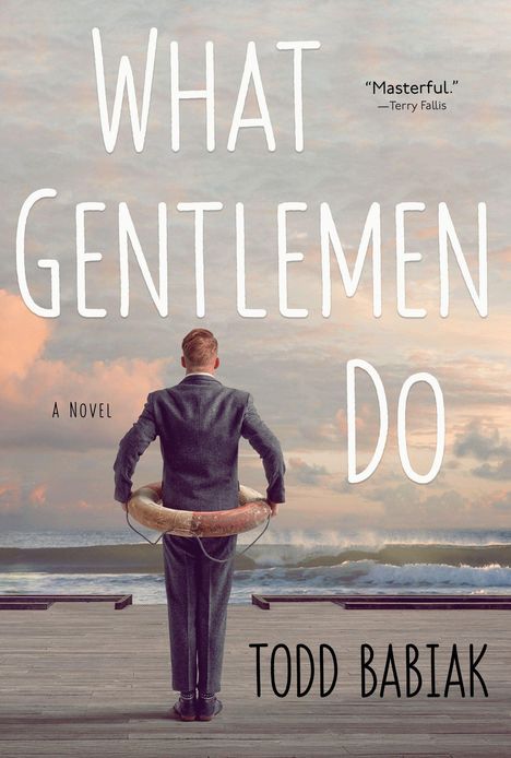 „What Gentlemen Do“ von Todd Babiak. Ein Mann im Anzug steht am Meer mit Rettungsring.