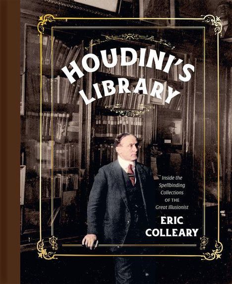 „HOUDINI'S LIBRARY“ in großen Buchstaben; Mann in Anzug vor einem Bücherregal, dekorativer Rahmen.