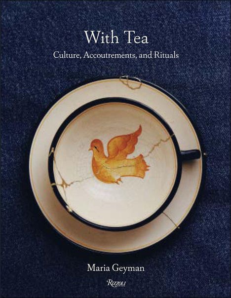Buchtitel: "With Tea: Culture, Accoutrements, and Rituals". Autor: Maria Geyman. Eine Tasse mit Vogelmotiv.