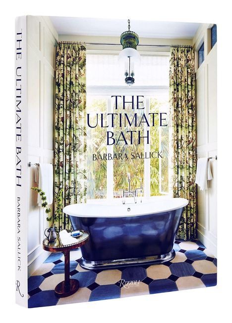 "The Ultimate Bath" von Barbara Sallick. Edles Badezimmer mit freistehender Wanne, gemusterten Vorhängen und eleganter Beleuchtung.
