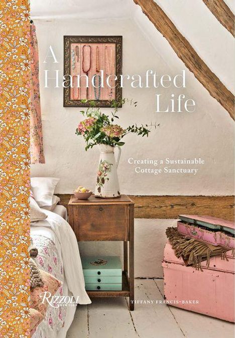 "A Handcrafted Life: Creating a Sustainable Cottage Sanctuary" von Tiffany Francis-Baker. Rustikales Schlafzimmer mit Blumen.