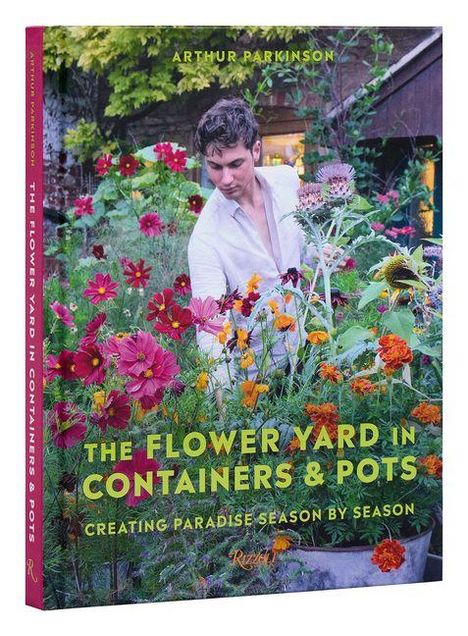 Titel: "THE FLOWER YARD IN CONTAINERS & POTS". Im Vordergrund ein Mann inmitten bunter Blüten.