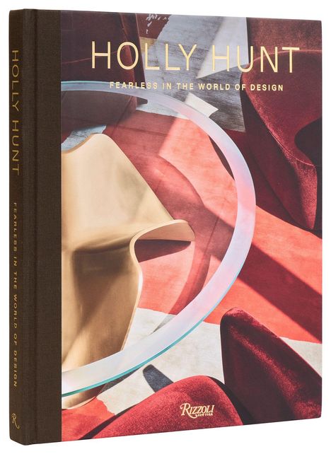 Cover eines Buches: "HOLLY HUNT", "FEARLESS IN THE WORLD OF DESIGN". Abgebildet sind Möbel in warmen Farbtönen.