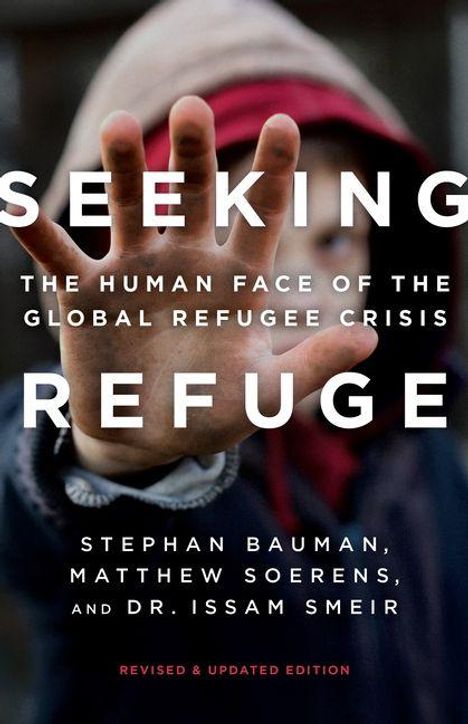 "Seeking Refuge: The Human Face of the Global Refugee Crisis" von Stephan Bauman und anderen. Vordergrund: Hand eines Kindes.