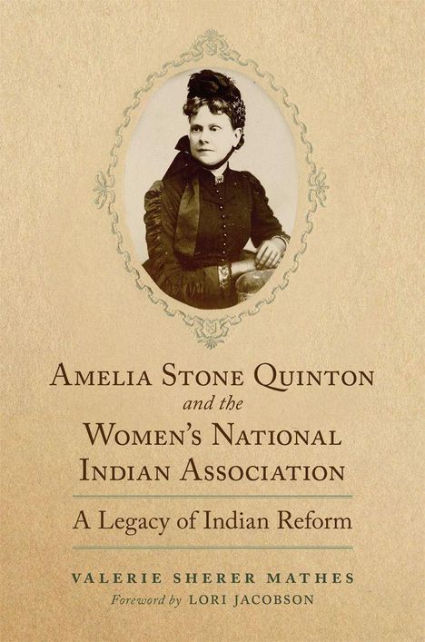 "Amelia Stone Quinton and the Women's National Indian Association: A Legacy of Indian Reform" von Valerie Sherer Mathes. Ein ovales Porträtfoto einer Frau im schwarzen Kleid, verziert mit floralen Mustern.