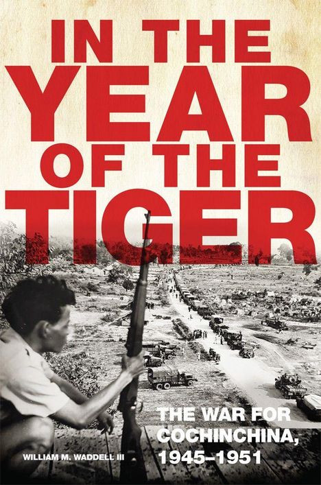 Text: "IN THE YEAR OF THE TIGER", "THE WAR FOR COCHINCHINA, 1945-1951". Schwarz-Weiß-Foto eines Soldaten mit Gewehr, Kolonne von Fahrzeugen.
