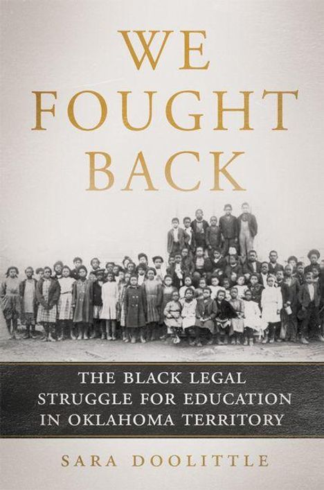 "We Fought Back" und "The Black Legal Struggle for Education in Oklahoma Territory" über einem historischen Gruppenfoto.