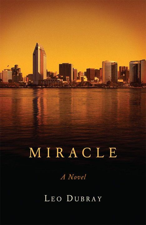 "Miracle: A Novel" von Leo Dubray. Skyline einer Stadt vor orangenem Himmel, spiegelt sich im Wasser.