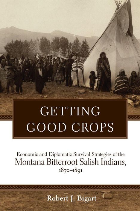 Text: Getting Good Crops. Economic and Diplomatic Survival Strategies of the Montana Bitterroot Salish Indians, 1870–1891. Robert J. Bigart. 

Sepiafotografie zeigt eine Gruppe Salish-Indianer neben einem Tipi vor bewaldeter Berglandschaft.