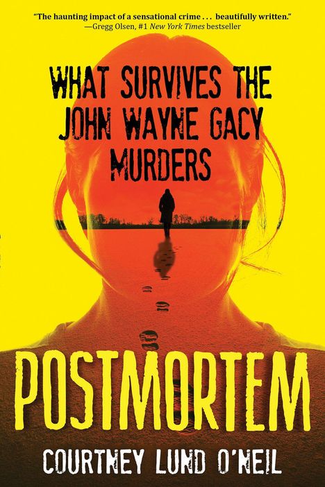„WHAT SURVIVES THE JOHN WAYNE GACY MURDERS“ und „POSTMORTEM“ mit Silhouette eines Gehenden und gespiegeltem Gesicht.