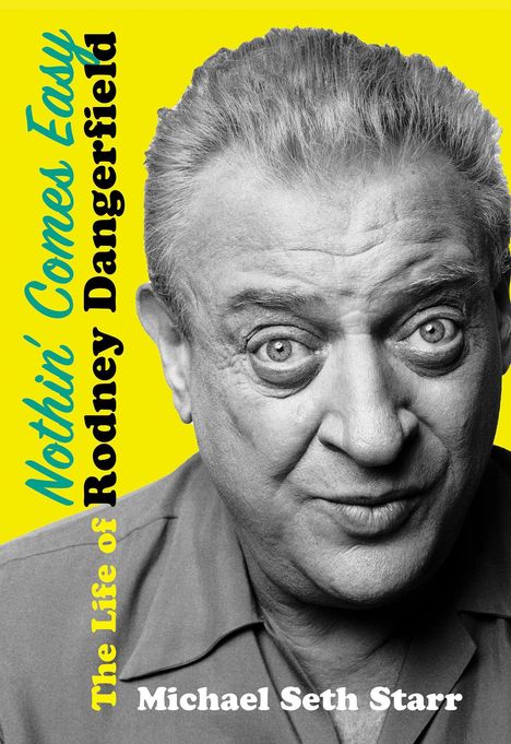 „Nothin' Comes Easy: The Life of Rodney Dangerfield“ von Michael Seth Starr. Schwarz-weißes Porträt vor gelbem Hintergrund.