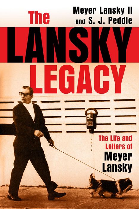 "The LANSKY LEGACY" und "The Life and Letters of Meyer Lansky". Mann führt Hund an Leine vor weißer Wand.