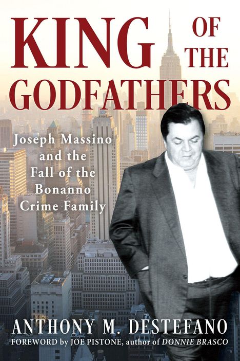„KING OF THE GODFATHERS: Joseph Massino and the Fall of the Bonanno Crime Family“ steht im Vordergrund einer Skyline.