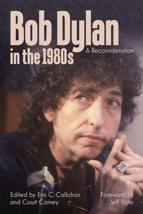 Text: "Bob Dylan in the 1980s: A Reconsideration, Edited by Erin C. Callahan and Court Carney, Foreword by Jeff Slate". Mann denkt nach.