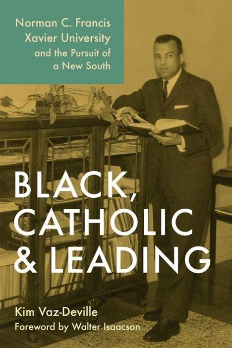 Text: "Norman C. Francis Xavier University and the Pursuit of a New South. BLACK, CATHOLIC & LEADING. Kim Vaz-Deville. Foreword by Walter Isaacson." Ein Mann steht in Anzug mit Buch vor Regalen.