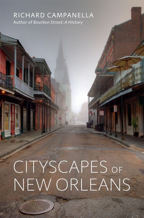 "Cityscapes of New Orleans" von Richard Campanella. Verlassene Straße mit historischen Gebäuden im Nebel.