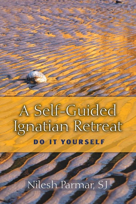 Text: "A Self-Guided Ignatian Retreat: DO IT YOURSELF. Nilesh Parmar, SJ." Sandmuster mit einer Muschel.