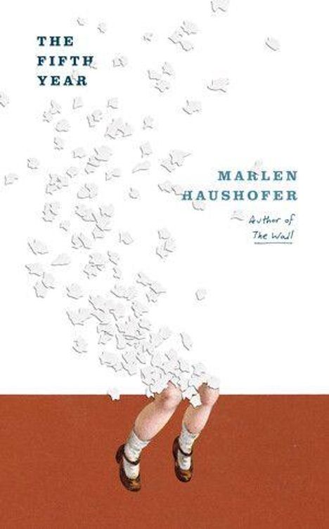 „THE FIFTH YEAR“ und „MARLEN HAUSHOFER“. Zerfallende Blätter über Beinen in Socken und Schuhen auf braunem Boden.