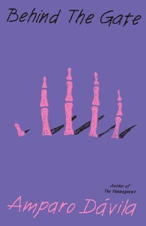 "Behind The Gate" und "Amparo Dávila" in lila. Rosa Fingerabdrücke ragen nach oben auf dunklem Hintergrund.